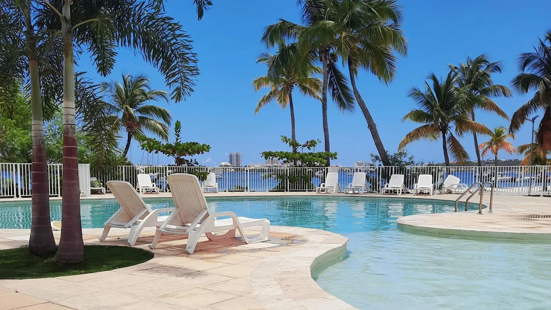 Superbe 2 Chambres Avec Piscine Baie Nettle